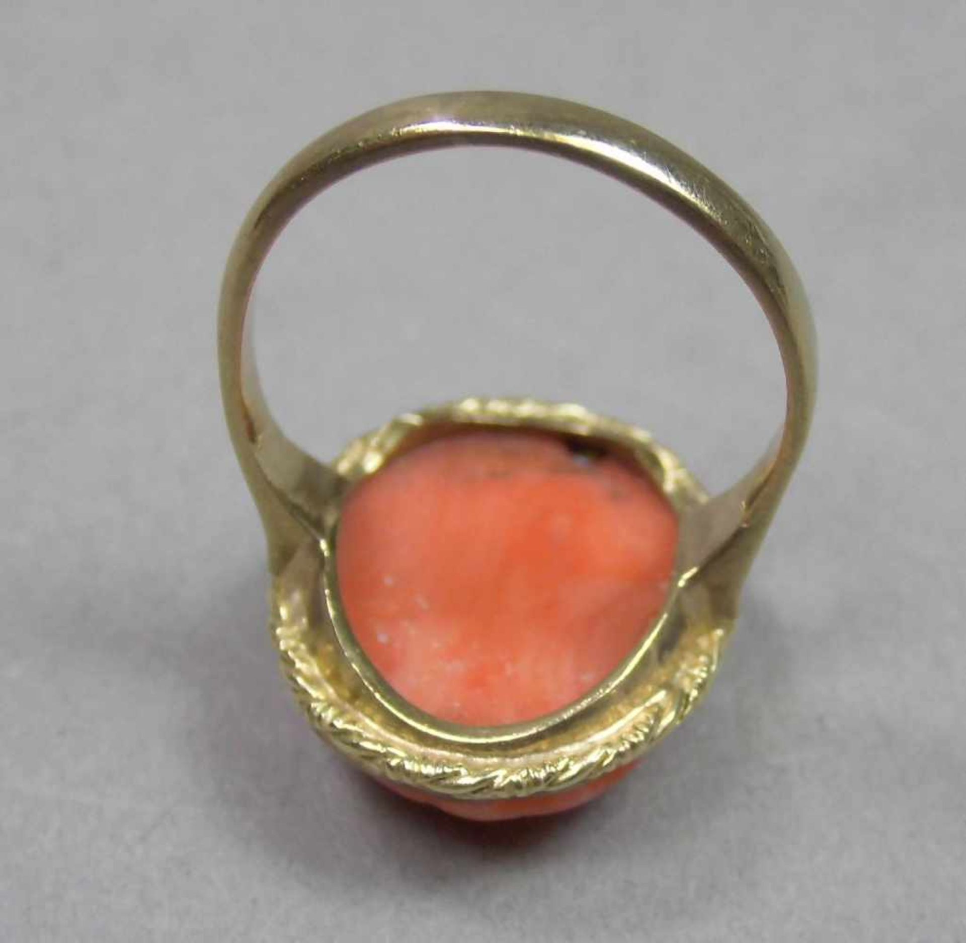 RING MIT KORALLENBESATZ, 333er Gelbgold (3,7 g), Ring besetzt mit oval geschnitzter Koralle in - Bild 4 aus 5