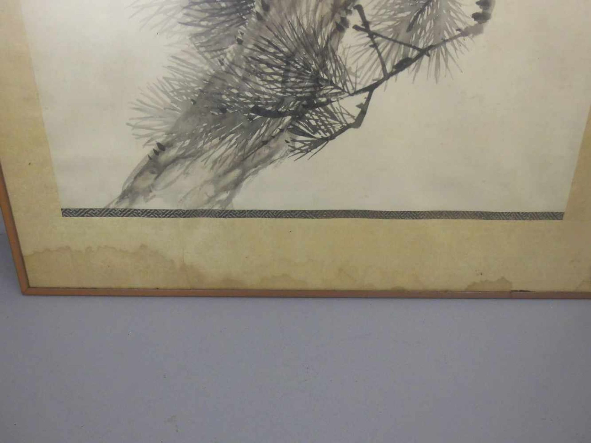 CHINESISCHES SEIDENBILD: "Haubenvögel auf einer Kiefer sitzend", Tusche und Aquarell in - Bild 5 aus 5