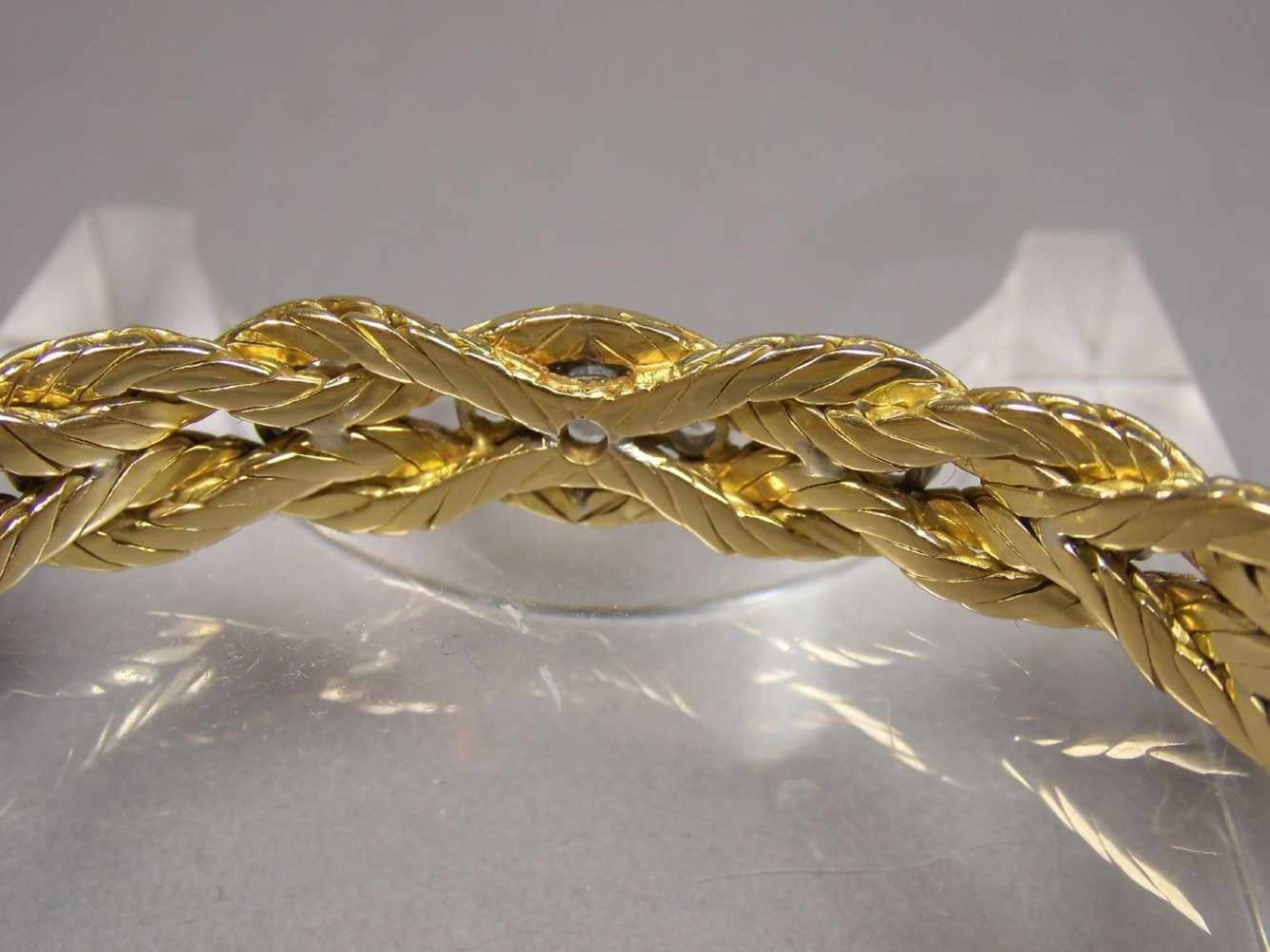 ARMBAND / bracelet, 750er Gold (38,4 g), gearbeitet in vier geflochtenen Strängen und besetzt mit - Bild 3 aus 7