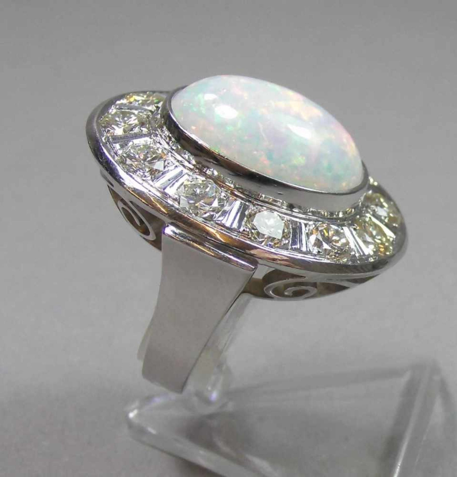 EXCLUSIVER RING mit weißem Opal im Cobochon-Schliff, umgeben von 12 Brillanten von je 0,2 kt. ( - Bild 3 aus 5
