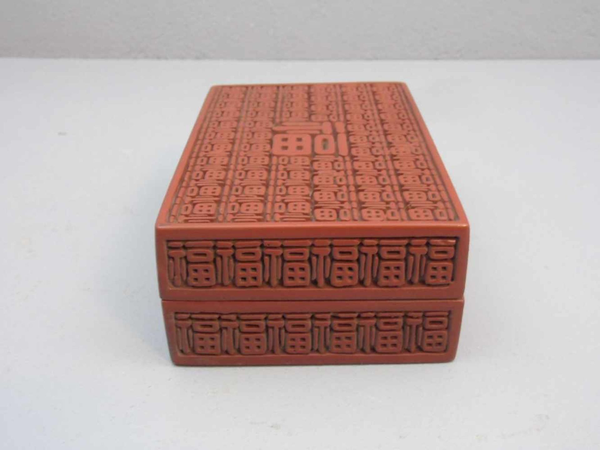 LACKSCHATULLE / DECKELDOSE / lacquer box, China, rot und schwarz staffierte Lackarbeit. - Image 3 of 3
