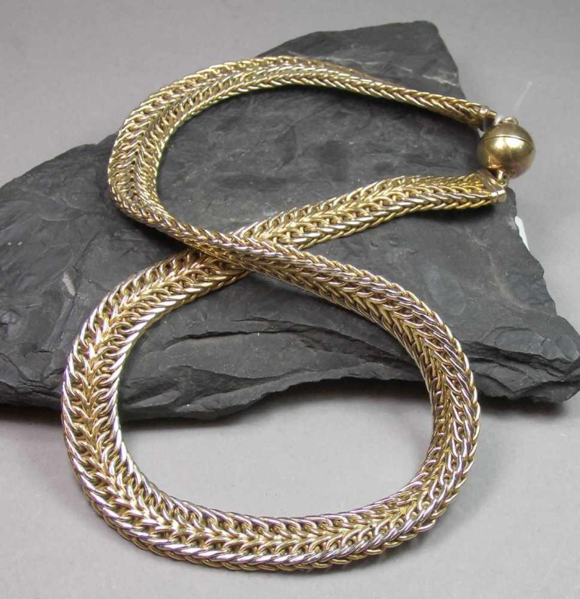 COLLIER aus 585 Bicolor-Gold (mit Säure getestet, 48,1 g) mit geflochtenem Dekor und kugelförmigem - Bild 3 aus 4