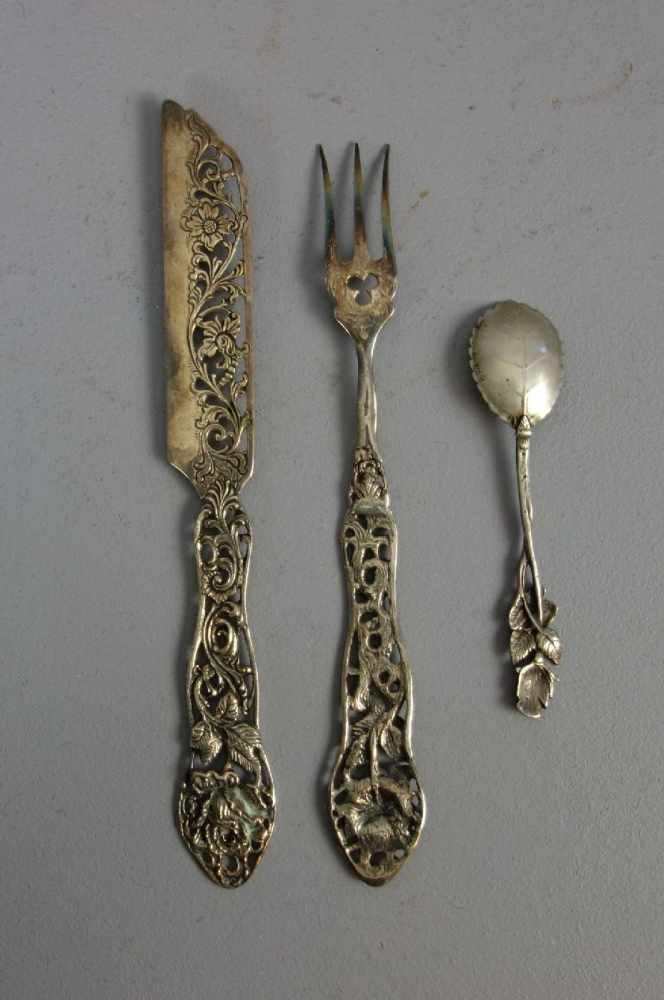 VORLEGEBESTECK UND LÖFFEL / serving cutlery and small spoon, 20. Jh., Dekor "Hildesheimer Rose", - Bild 2 aus 3