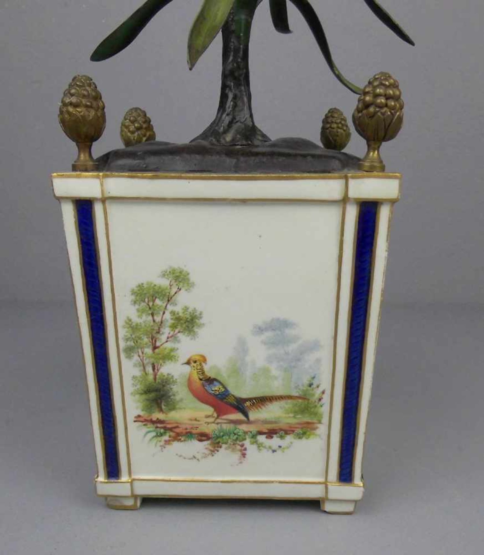 SEVRES TAFELAUFSATZ MIT VINCENNCES-BLÜTEN: CACHEPOT MIT NELKEN UND MALERMARKE ANTOINE-JOSEPH - Bild 2 aus 18