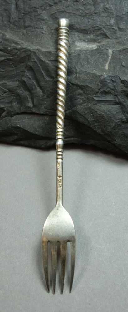 KLEINE GABEL / VORLEGEGABEL / serving fork, Russland, wohl um 1800, 84 Zolotniki (875er Silber, 12 - Bild 3 aus 4