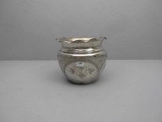 CACHEPOT / VASE, versilbert, England, wohl Sheffield, Mitte 20. Jh.; Rundstand, gebauchte Wandung