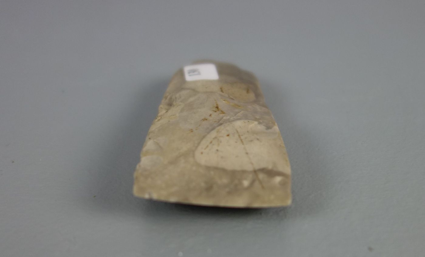 STEINBEIL / STEINAXT, prähistorisches Werkzeug aus hellgrauem Feuerstein. Trapezförmige Form mit - Image 2 of 4