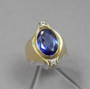 MODERNER RING MIT GROSSEM SAPHIR, 585er Gelbgold (8,7 g), sich verbreiternde Ringschiene mit