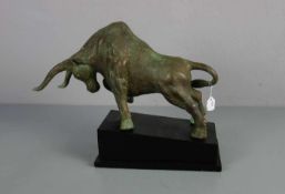 BILDHAUER DES 20. / 21. JH.), Skulptur: "Stier" / sculpture of a bull, bronzierter Zinkspritzguss.