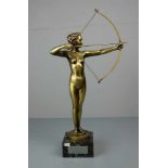 SKULPTUR / sculpture: "Diana / Weiblicher Akt mit Bogen", bronzierter Zinkguss auf