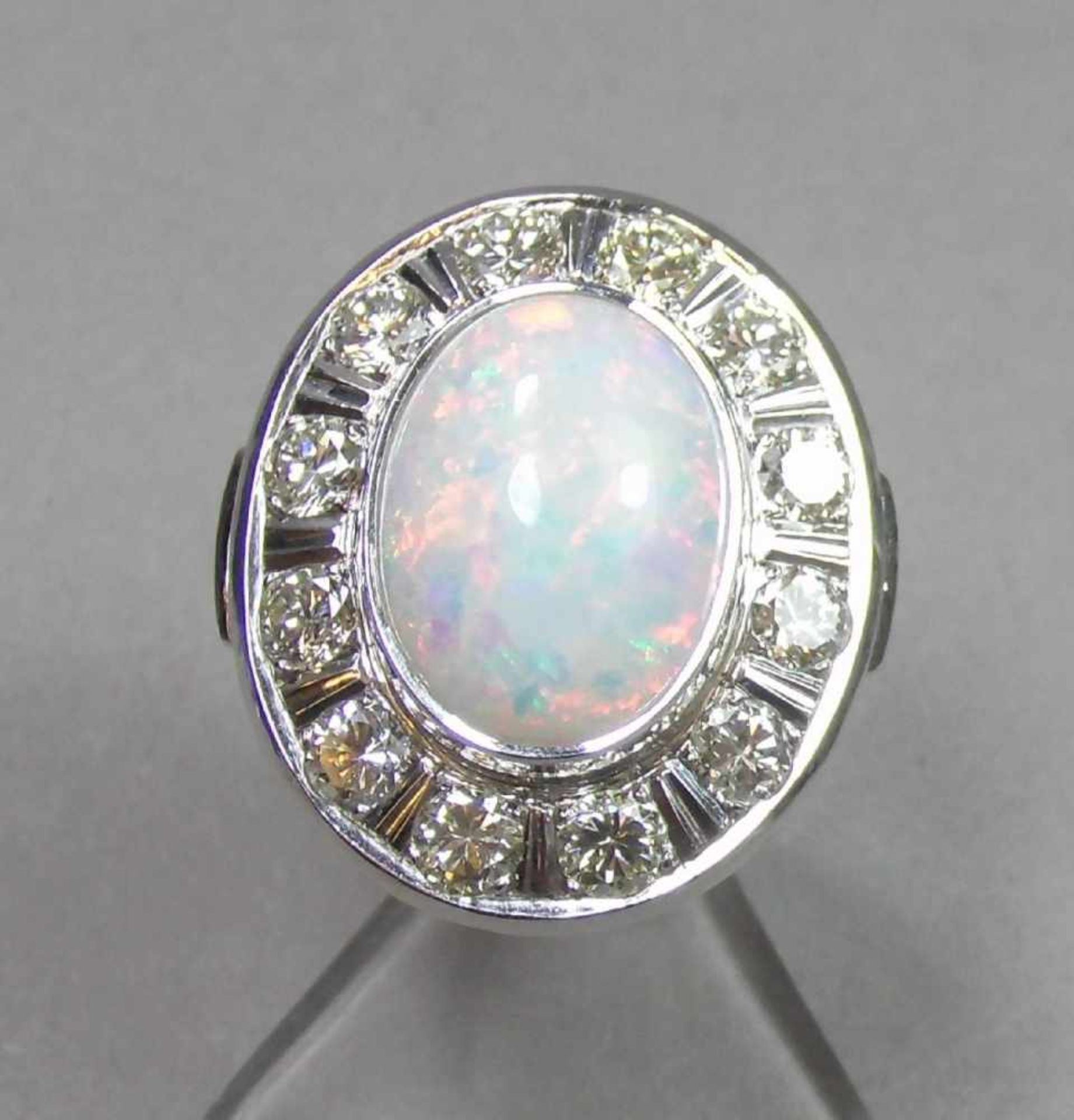 EXCLUSIVER RING mit weißem Opal im Cobochon-Schliff, umgeben von 12 Brillanten von je 0,2 kt. ( - Bild 2 aus 5