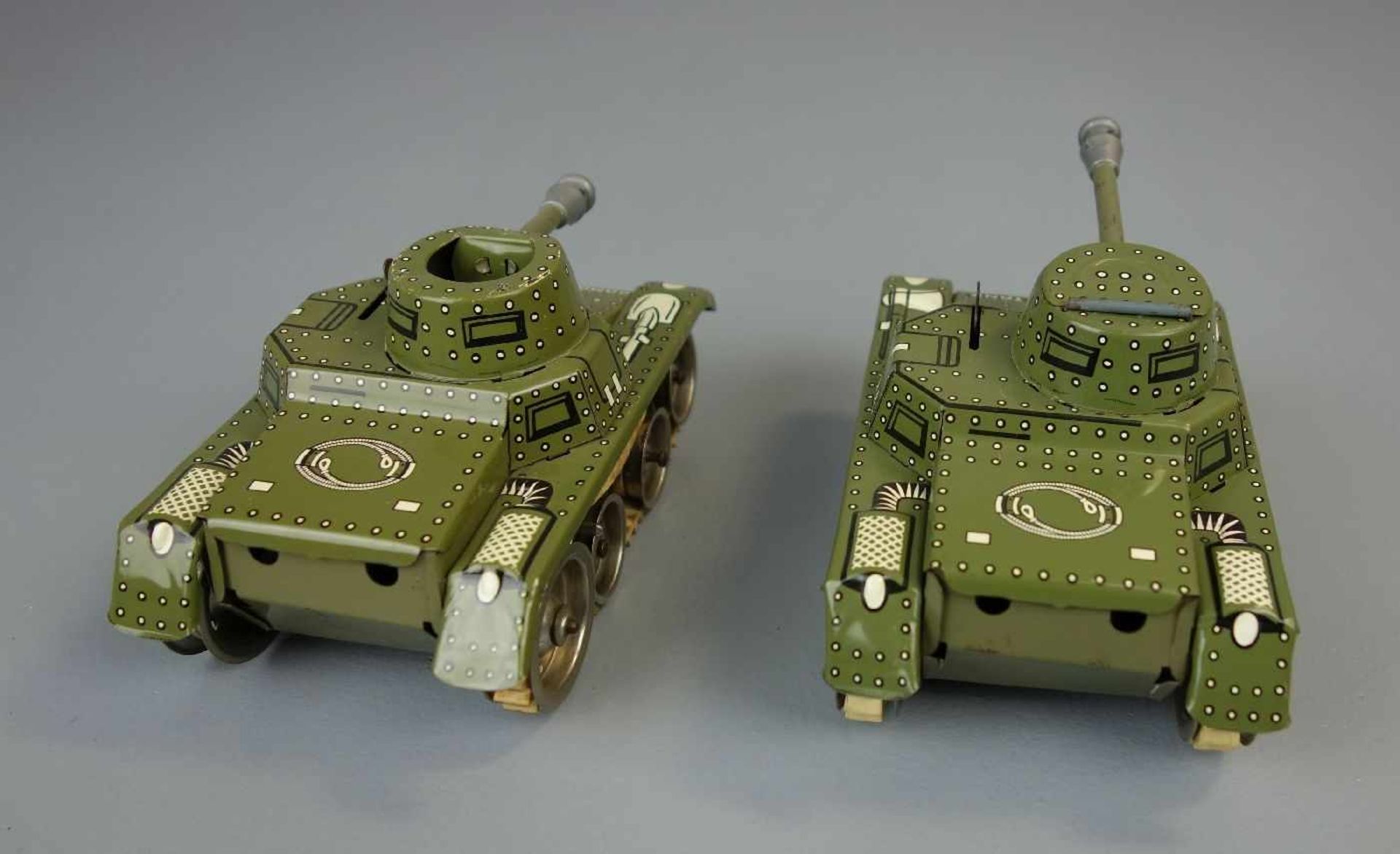 KONVOLUT VON 4 GAMA TANKS / BLECH-PANZER / BLECHSPIELZEUG / tin toys - four tanks. 1) Gama-Tank, T- - Bild 3 aus 10