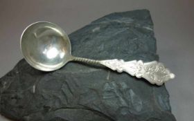 SAHNELÖFFEL / cream spoon, Niederlande, 20. Jh., 833er Silber (18 Gramm), wohl Leeuwarden,