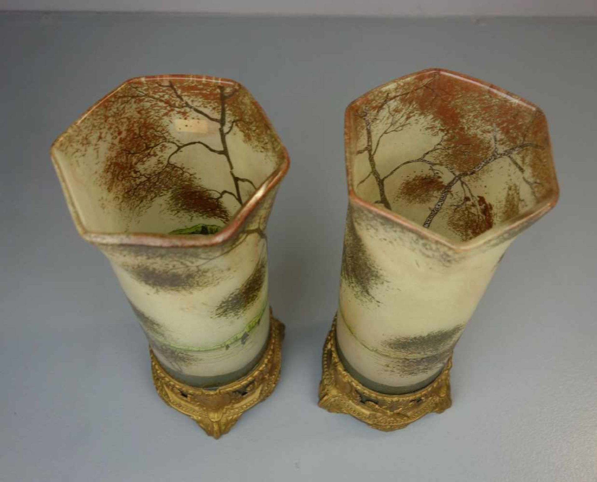 PAAR JUGENDSTILVASEN MIT LANDSCHAFTSMOTIV UND METALLMONTUREN / pair of art nouveau vases with - Bild 5 aus 6