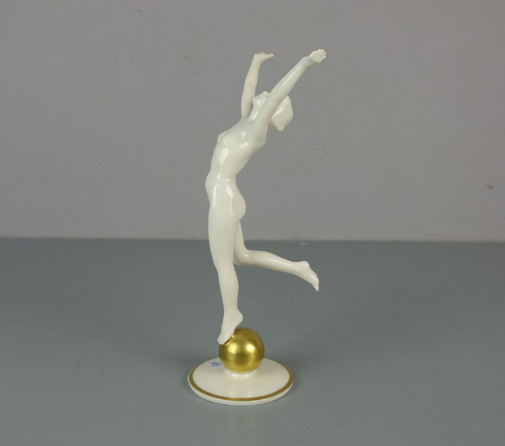 PORZELLANFIGUR: "Sonnenkind / Tanzende Frau", 20. Jh., Porzellan, mit goldfarbenen - Bild 2 aus 5