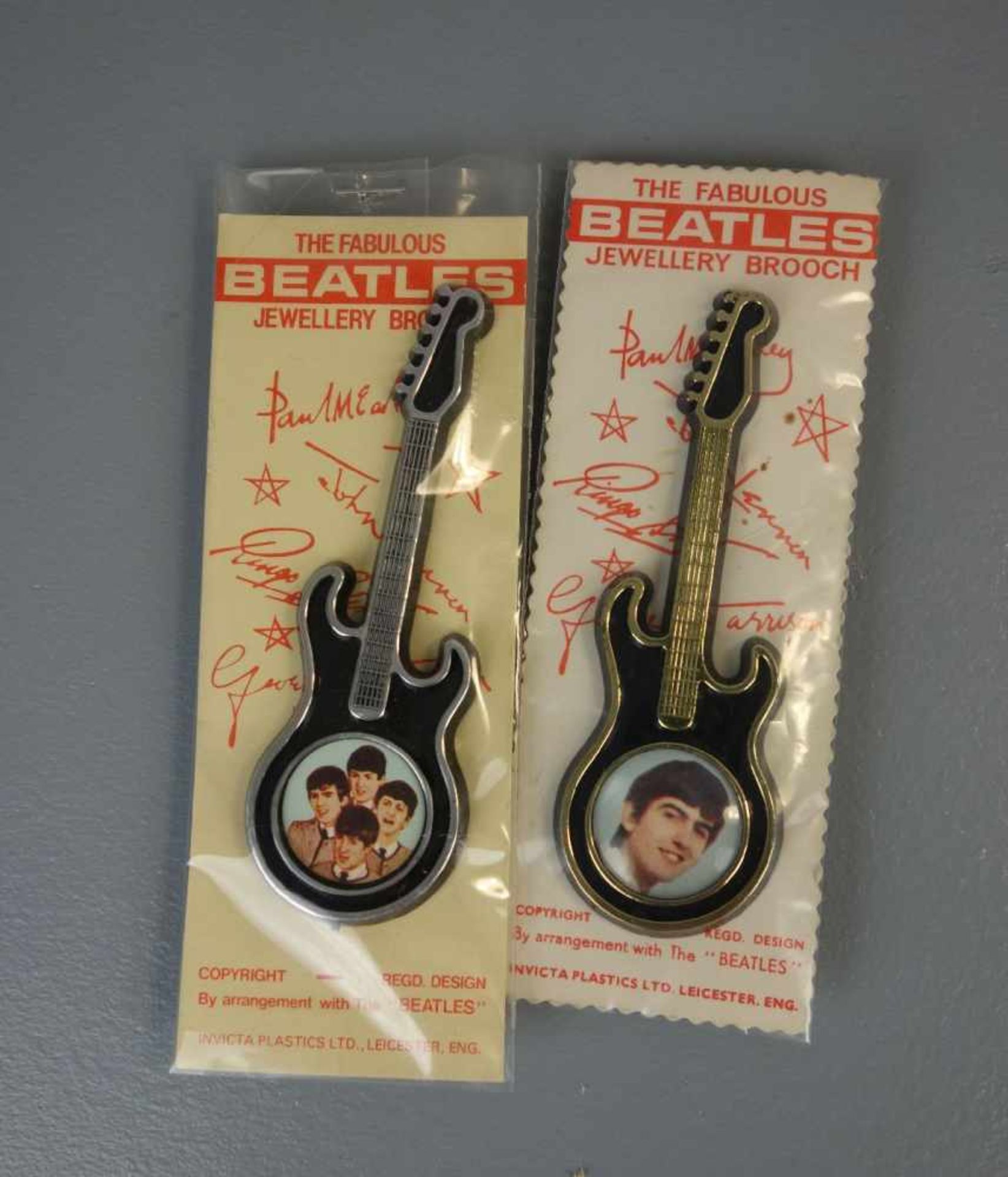 THE BEATLES MERCHANDISE / MEMORABILIA: 7 ANSTECKER / BROSCHEN, 1960er / 1970er Jahre. 2 Broschen - Bild 2 aus 4