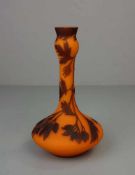 VASE, signiert RICHARD, LOETZ Wwe., KLOSTERMÜHLE, Österreich, um 1925. Farbloses Glas, orange