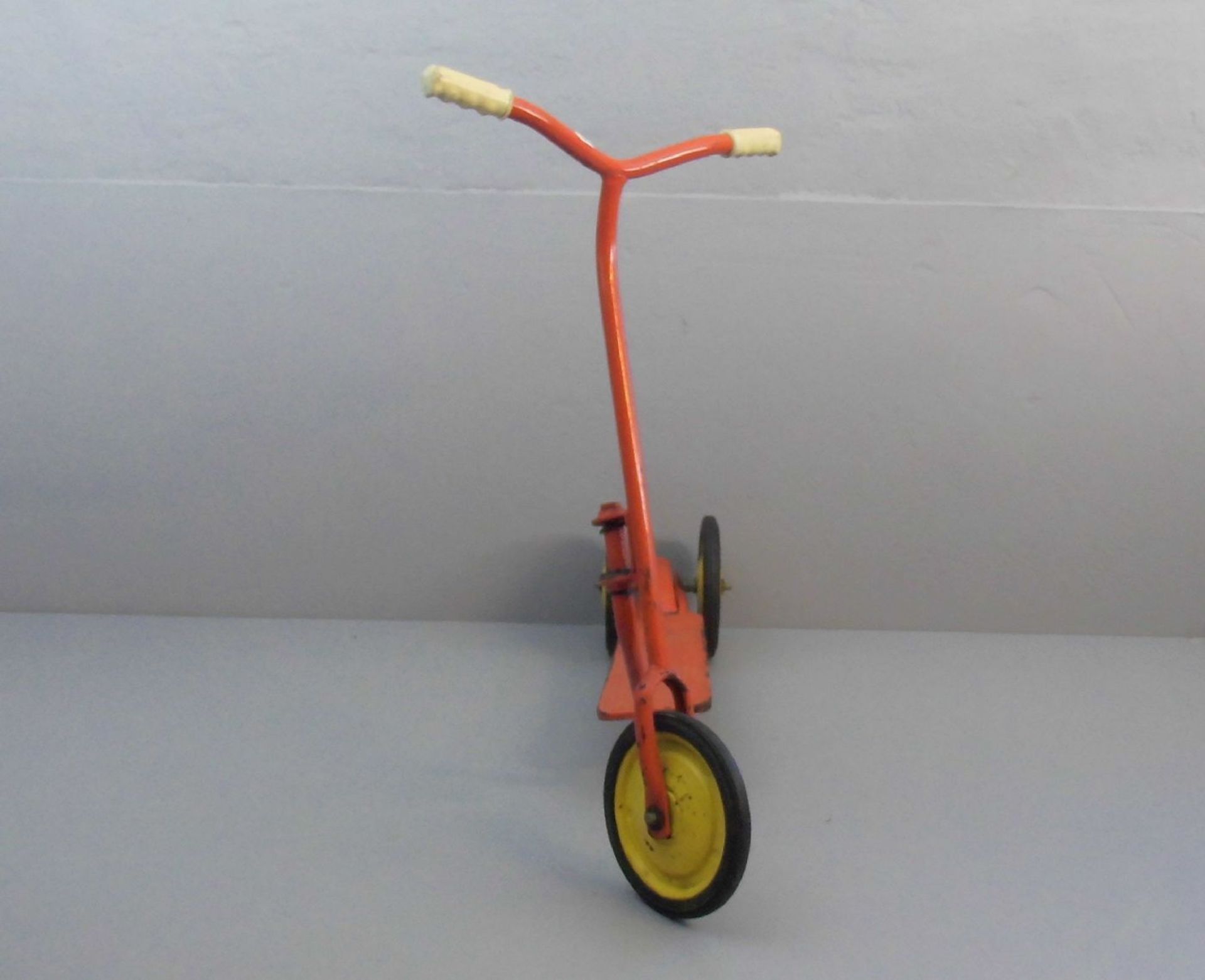 ROLLER / TRETROLLER / scooter, 1960er Jahre, Eisengestell und Blech, rot lackiert, gummibereifte - Image 3 of 3