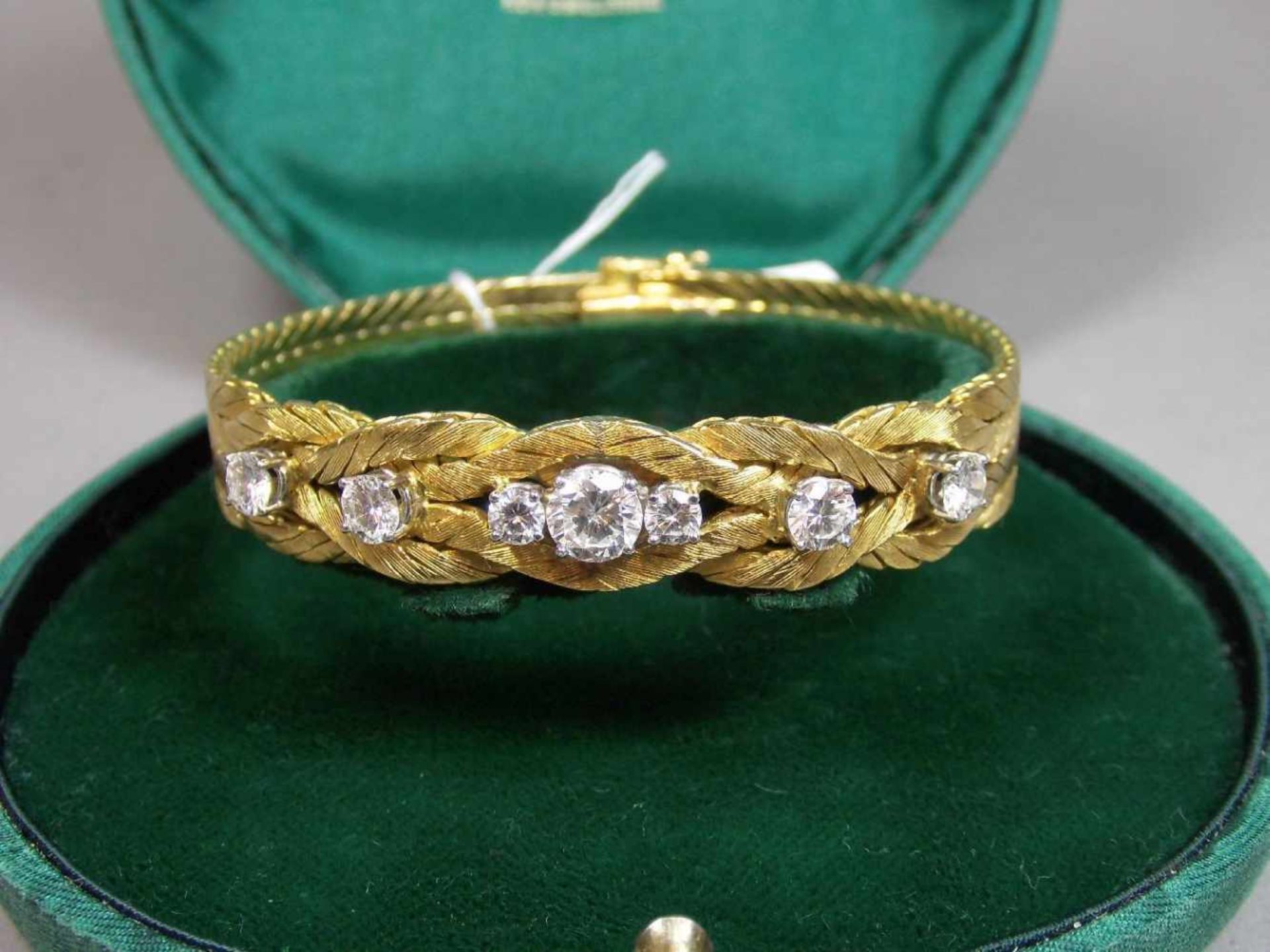 ARMBAND / bracelet, 750er Gold (38,4 g), gearbeitet in vier geflochtenen Strängen und besetzt mit - Bild 5 aus 7