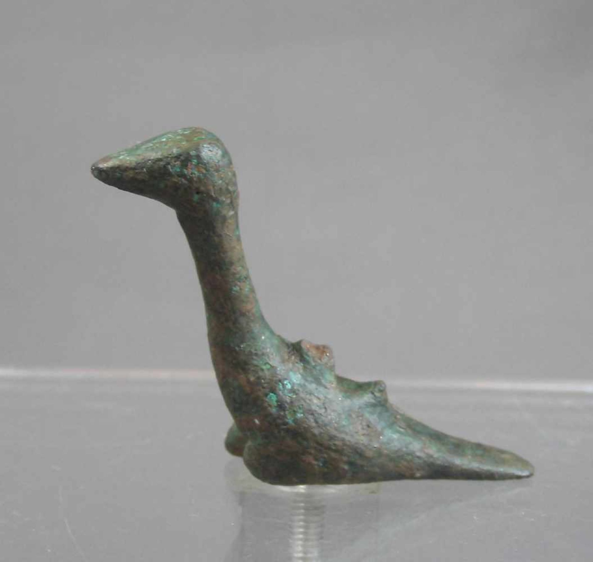 ARCHAISCH - HELLENISTISCHE TIERFIGUR "Ente" / "Gans", Bronze, ca. 1700 v. Chr.; stilisierte - Image 3 of 5