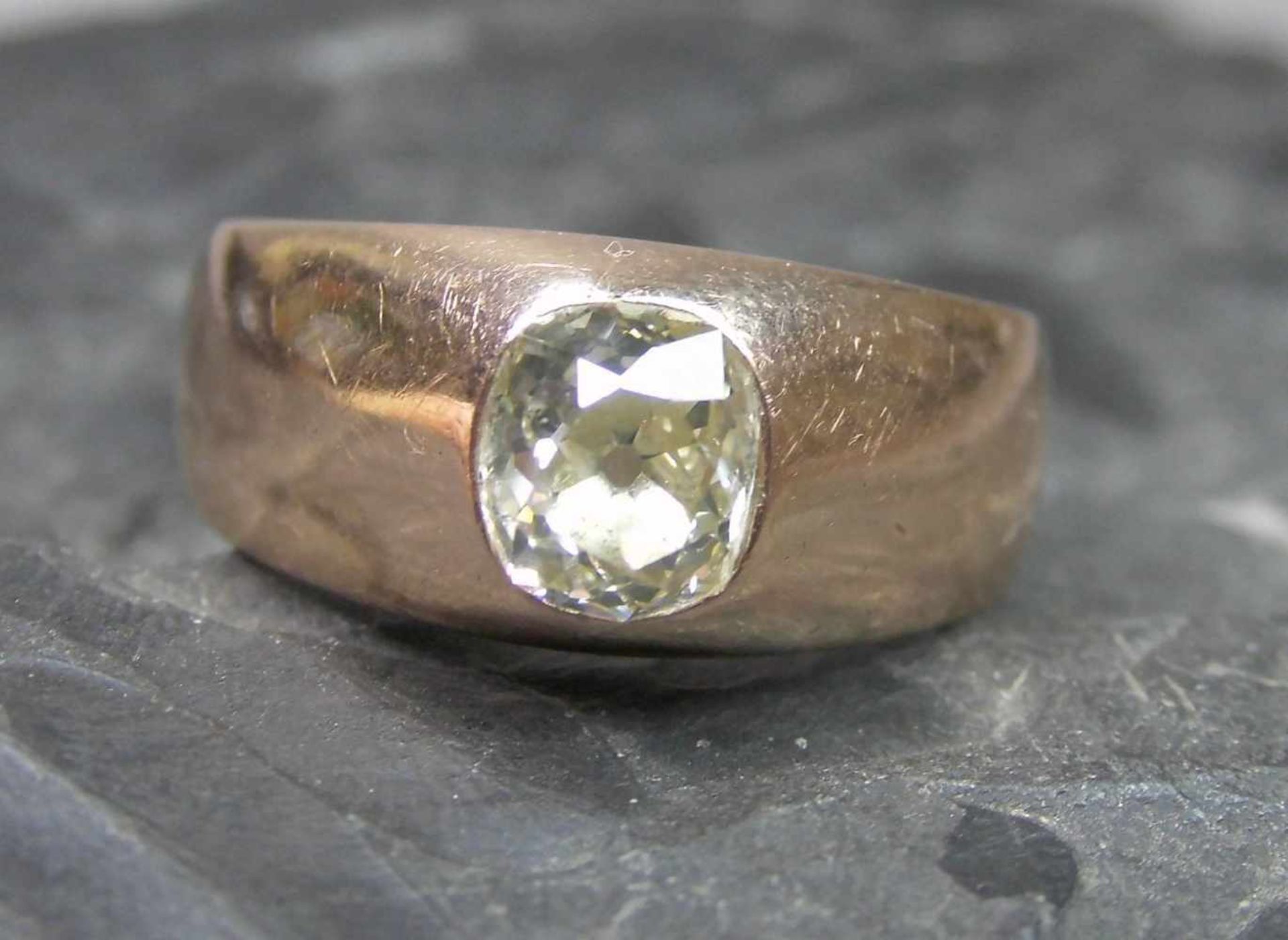 SOLITÄRRING / BRILLANTRING mit ovalem Brillanten von 0,6 kt. in 585 Rotgoldfassung (4,4 g). Ring-Gr. - Bild 6 aus 7