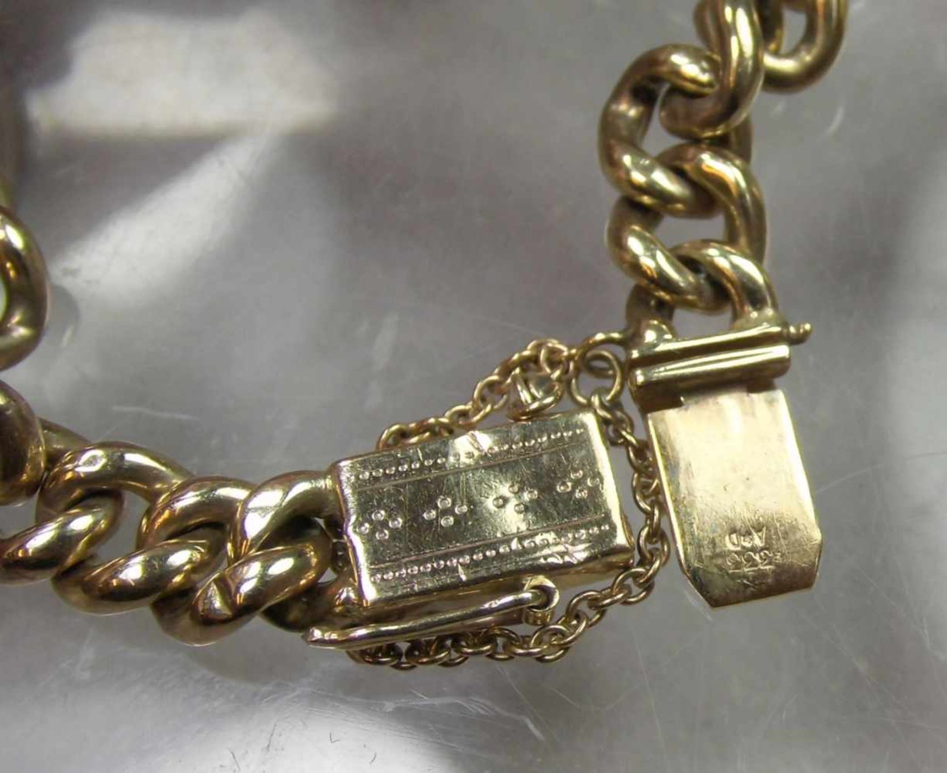 ARMBAND MIT CHARMS / BETTELARMBAND, Gelbgold und goldene Anhänger (insgesamt 41,9 g). Panzerkette - Bild 9 aus 9