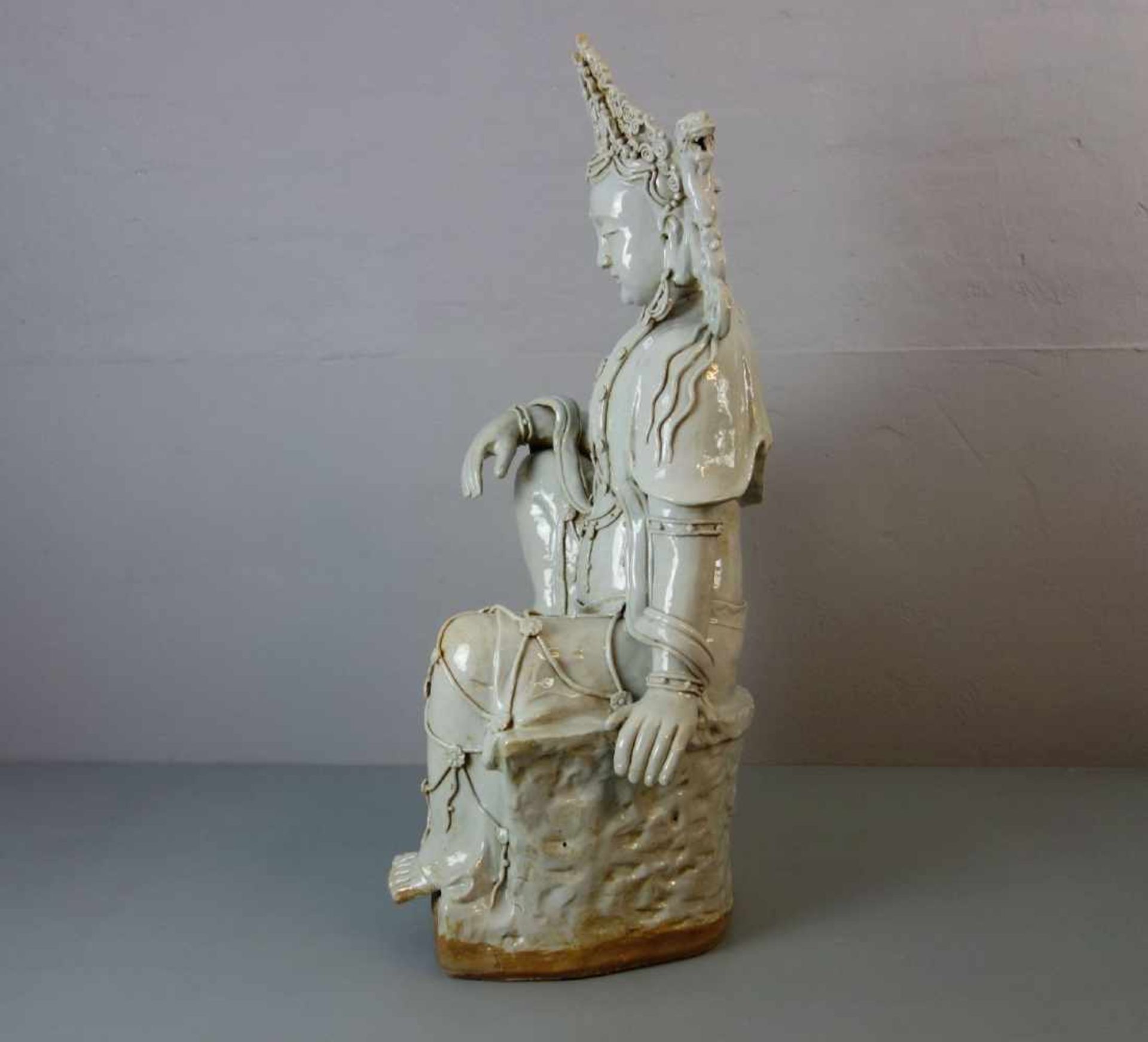 GUANYIN / WASSER-MOND-GUANYIN, heller Scherben, weiß glasiert in der Art von Blanc de Chine, späte - Image 2 of 4