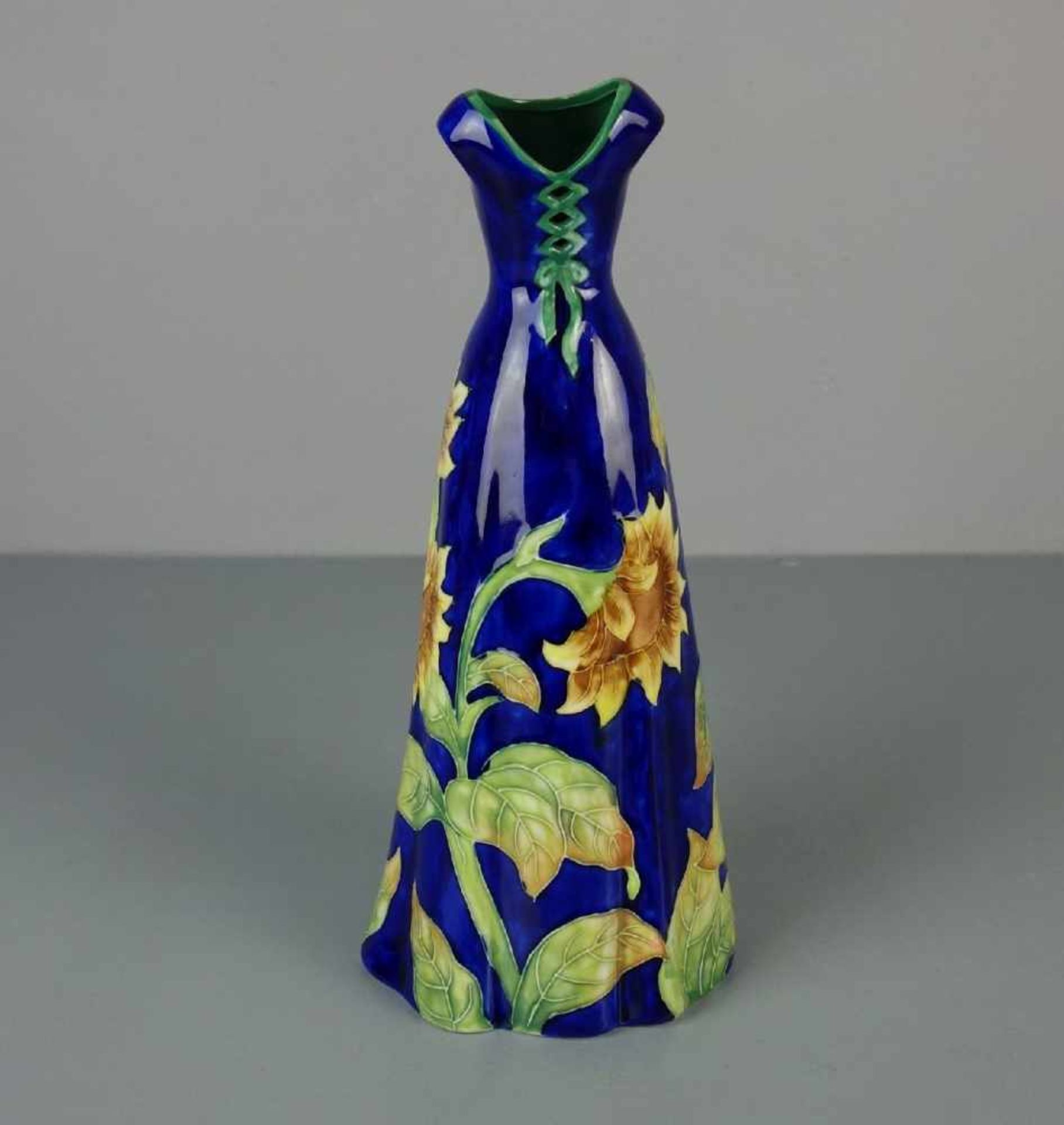 VASE in Form eines Kleides, Keramik, unter dem Stand u. a. gemarkt "Benaya" und bezeichnet "MM '06". - Bild 3 aus 4