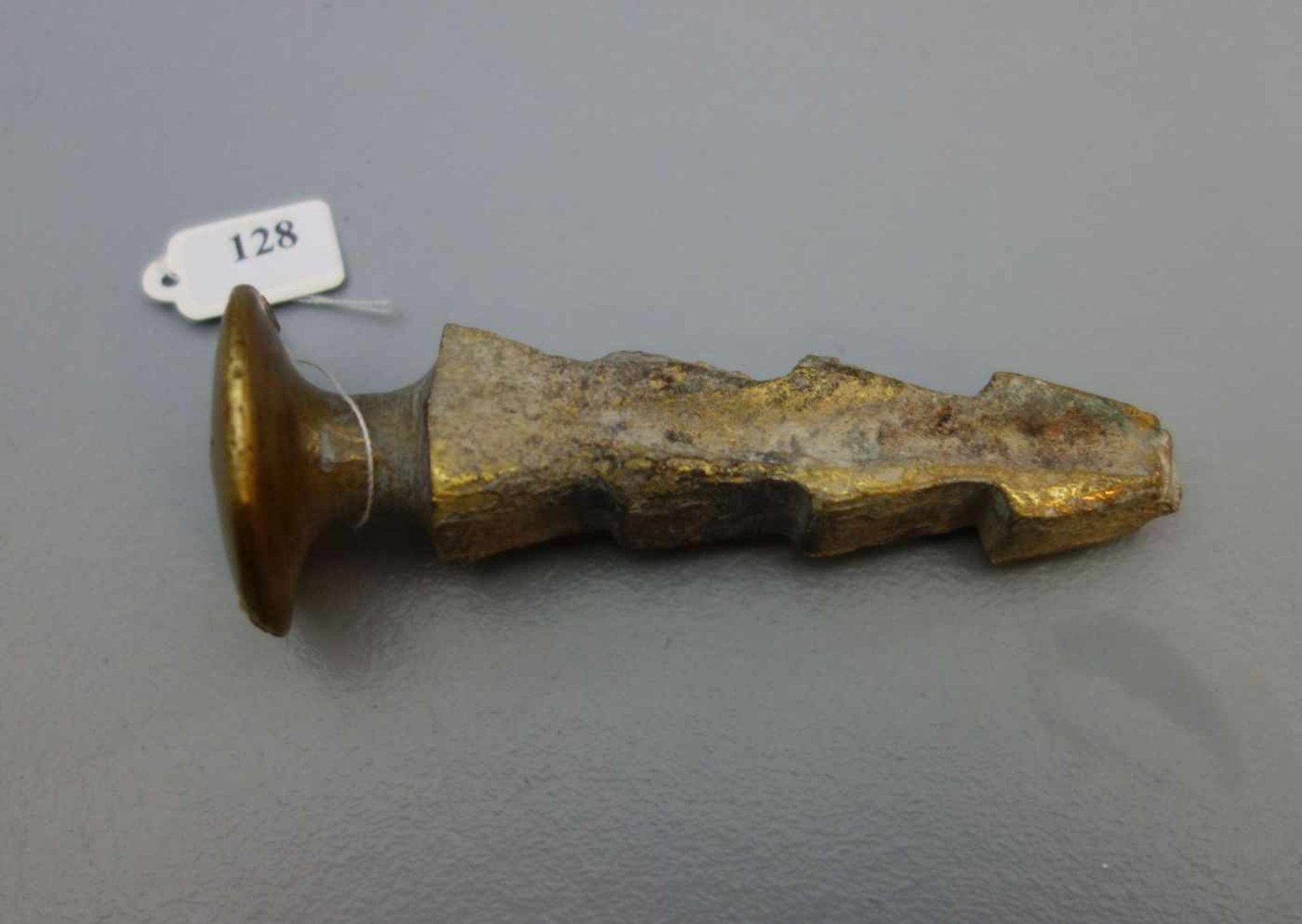 ANTIKER MAUERANKER, Bronze; beidseitig gekehlter und sich verjüngender gezackter Schaft; runder