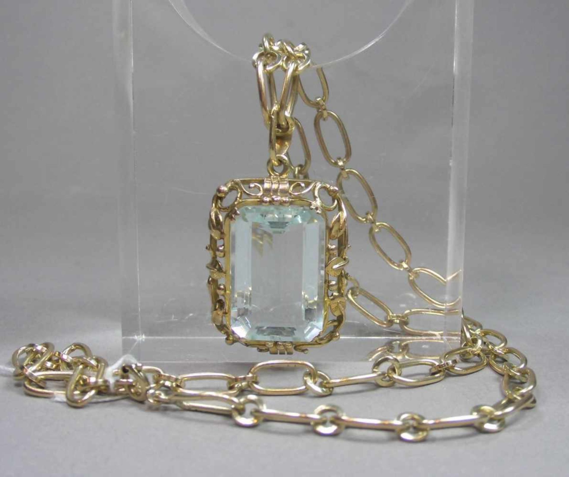 GROSSER AQUAMARIN AN GOLDKETTE / pendant and necklace. Aquamarin in durchbrochen gearbeiteter - Bild 2 aus 5