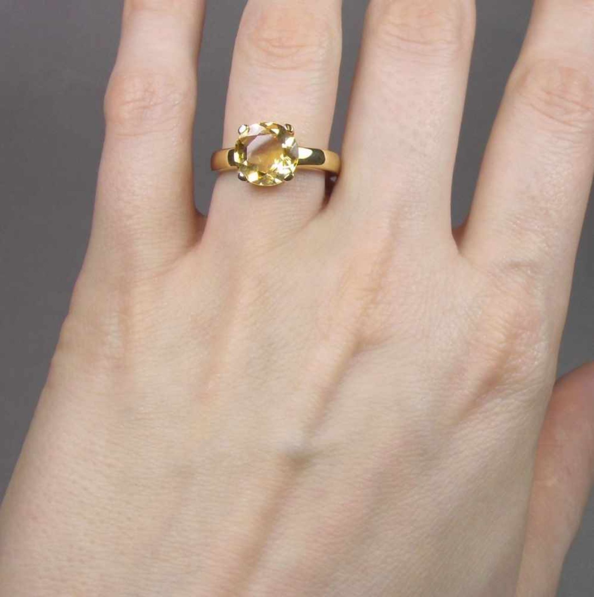 RING, 375er Gelbgold (3,8 g), besetzt mit einem Citrin. Ringkopfmaße: 1 x 1 cm, Ring-Gr. 57. - Bild 4 aus 4
