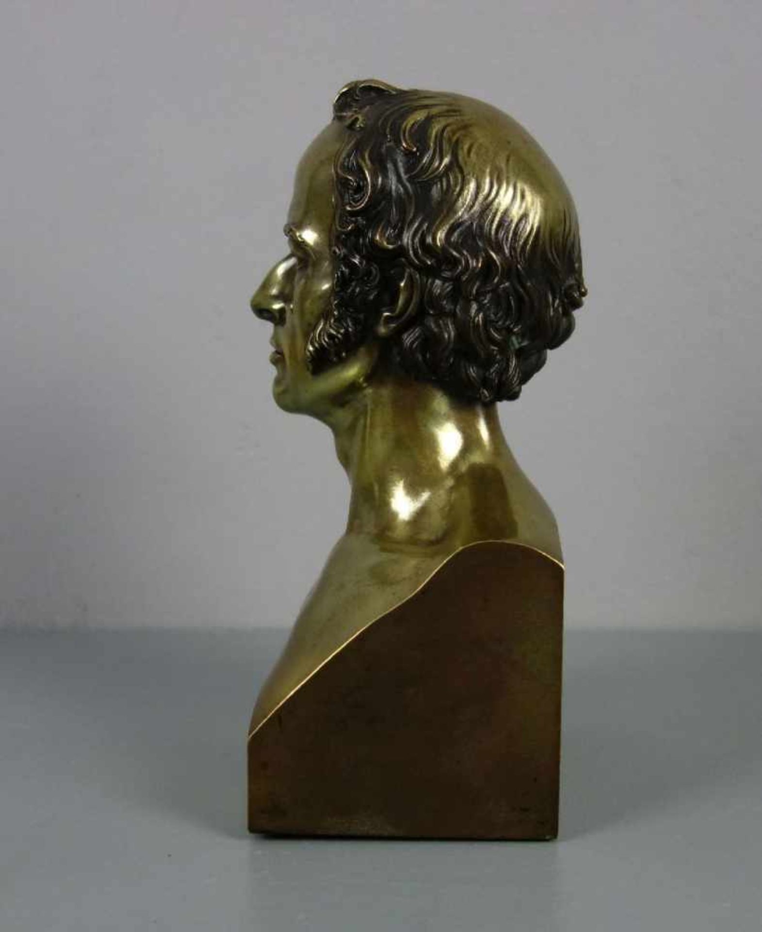SKULPTUR: "Büste eines Mannes", Bronze - Gelbguss, gearbeitet im Stil Anfang 19. Jh.; 2. Hälfte - Image 2 of 4