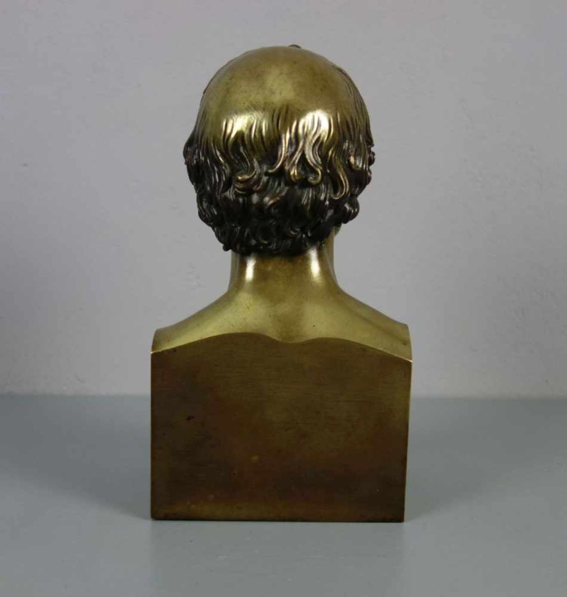 SKULPTUR: "Büste eines Mannes", Bronze - Gelbguss, gearbeitet im Stil Anfang 19. Jh.; 2. Hälfte - Image 3 of 4