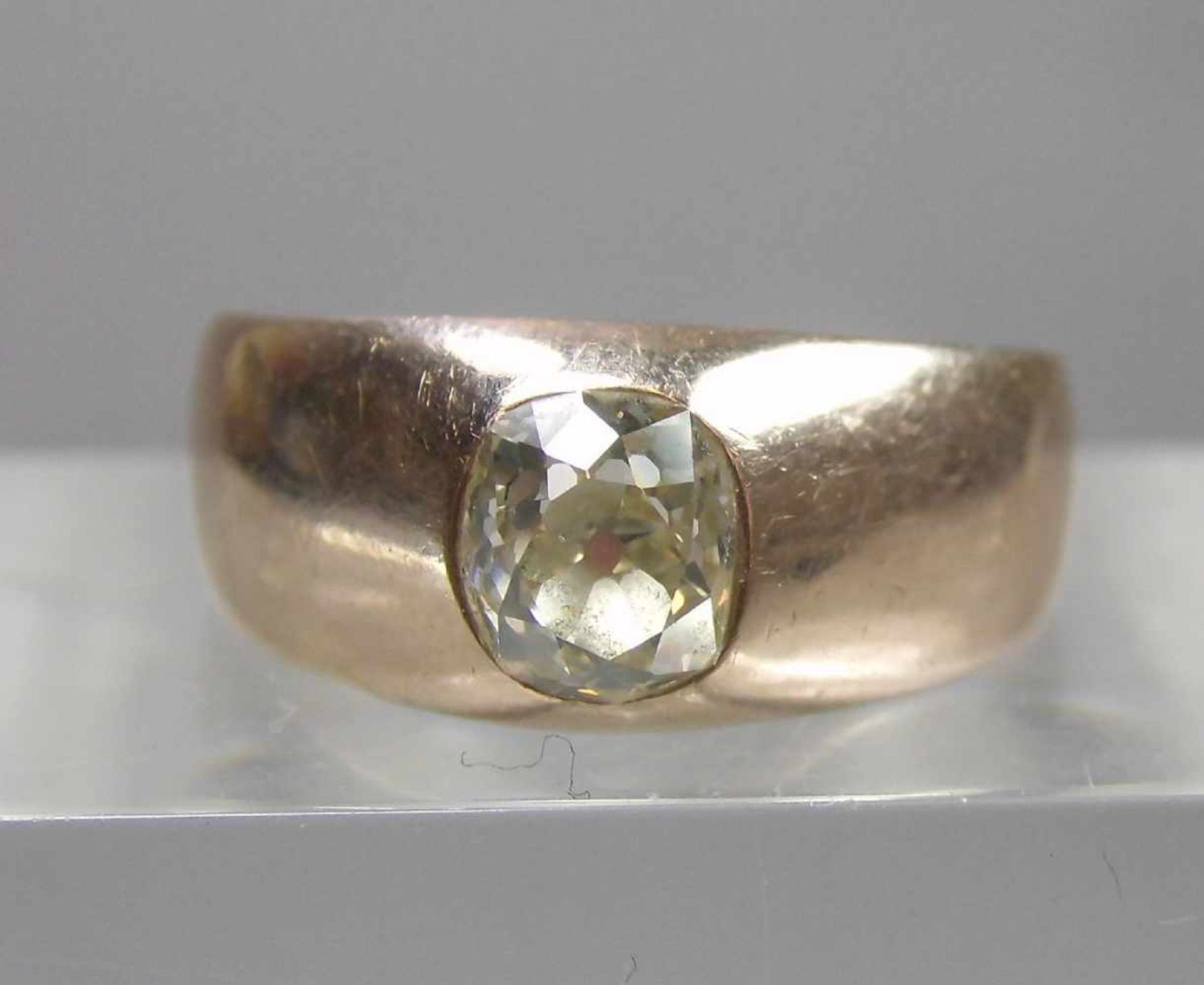 SOLITÄRRING / BRILLANTRING mit ovalem Brillanten von 0,6 kt. in 585 Rotgoldfassung (4,4 g). Ring-Gr. - Bild 3 aus 7