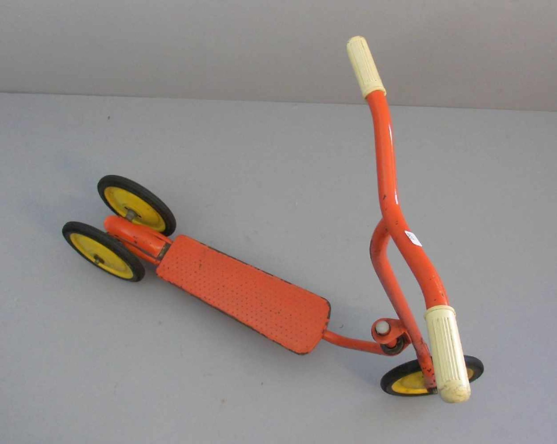 ROLLER / TRETROLLER / scooter, 1960er Jahre, Eisengestell und Blech, rot lackiert, gummibereifte - Bild 2 aus 3