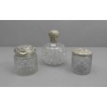 3 GLASGEFÄSSE MIT SILBERMONTUREN / glass jars with silver, England, um 1900. Drei unterschiedliche