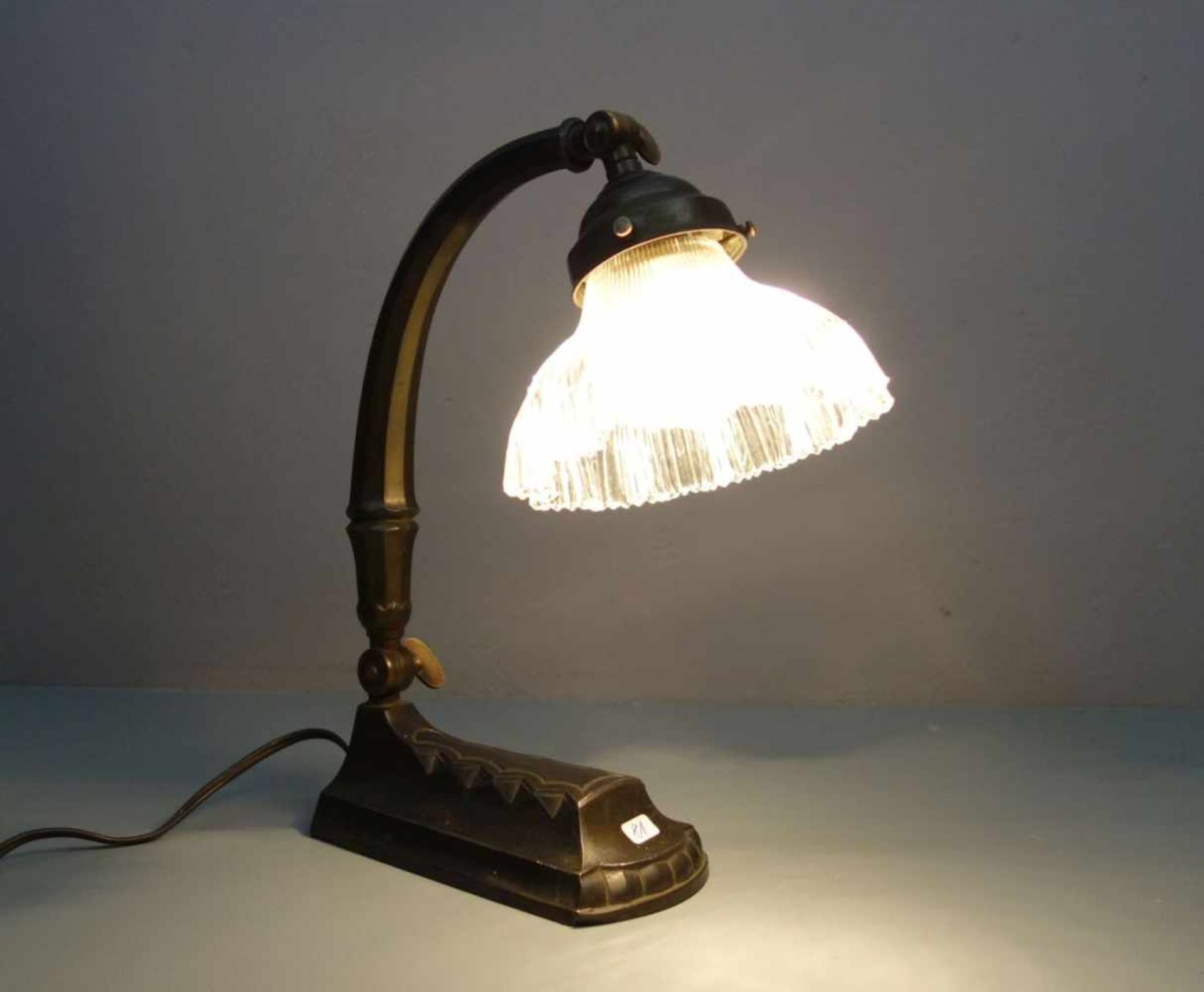 ART DÉCO - TISCHLAMPE / SCHREIBTISCHLAMPE / art déco desk lamp, um 1920. Profilierter und
