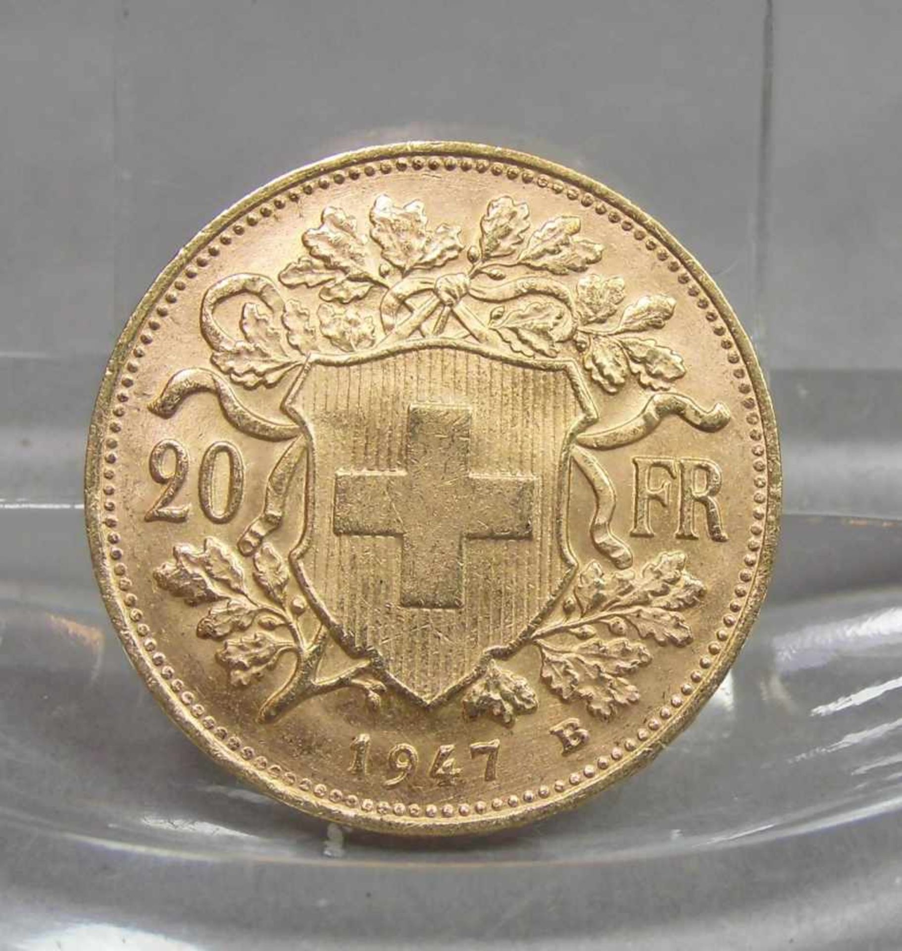 GOLDMÜNZE: 20 FRANKEN / gold coin, Schweiz, 1947, 6,4 Gramm, 900er Gold. Avers: Wappenschild der