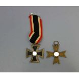ZWEI ORDEN / EHRENZEICHEN WK II / "DRITTES REICH": Eisernes Kreuz und Kriegsverdienstkreuz / badges.