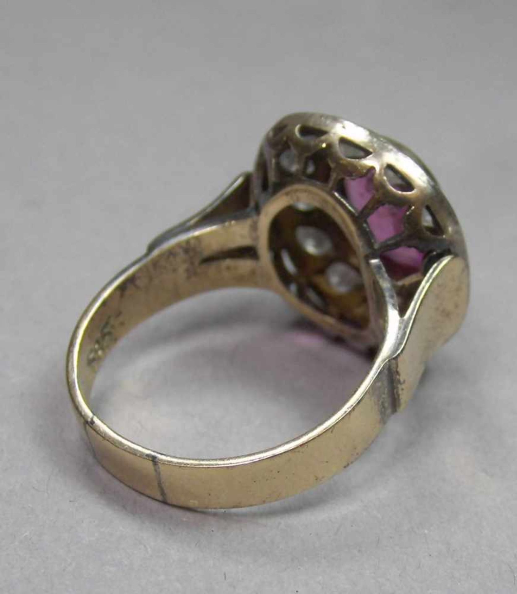 RING MIT BRILLANTBESATZ, 585 Gelbgoldfassung (8,1 g). Ring besetzt mit einem ovalen und facettiert - Bild 4 aus 5