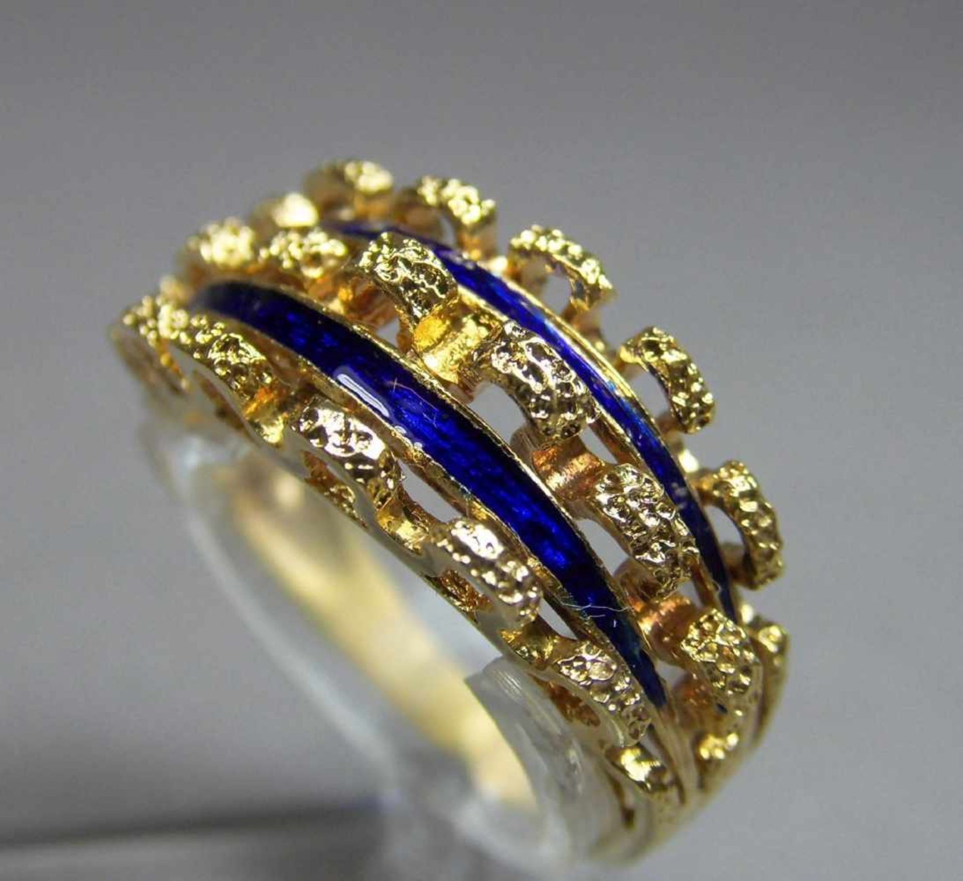 MODERNER RING, 750er Gelbgold (4,2 g) mit blauem Emaille-Dekor. Ringkopfbreite 9 mm. Ring-Gr. 51. - Bild 3 aus 4