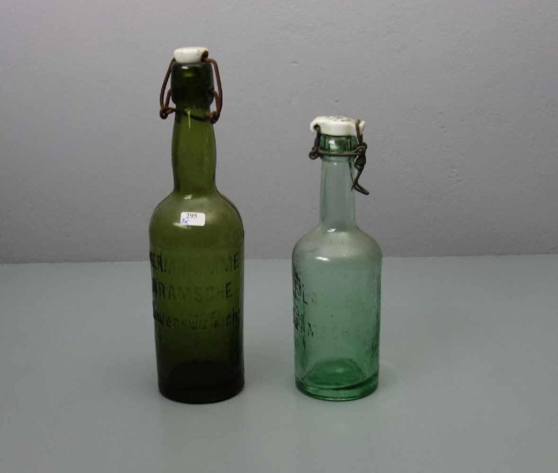PAAR GLASFLASCHEN aus Bramsche mit Bügelverschlüssen, hellgrünes und dunkelgrünes Glas. "J. Lange