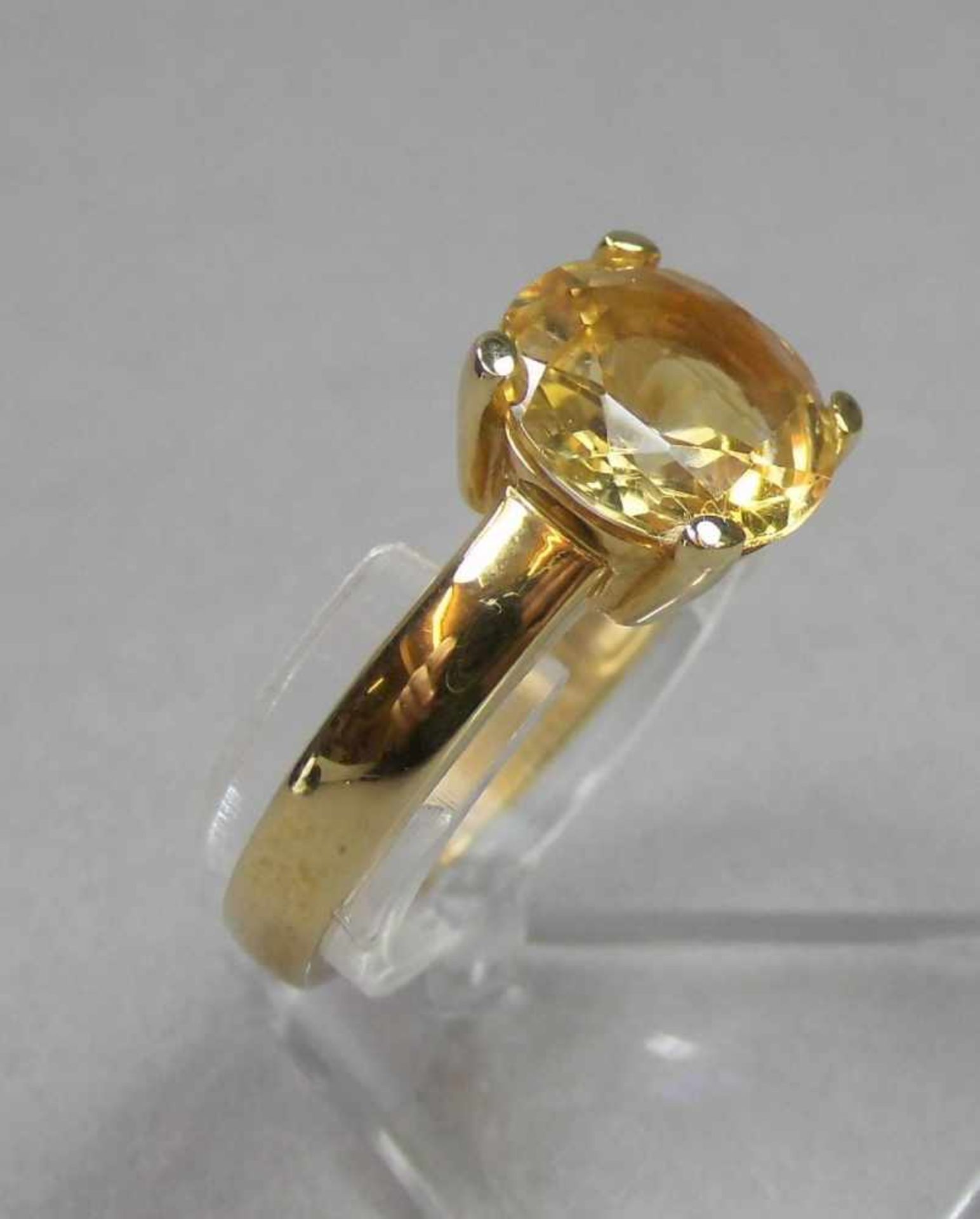 RING, 375er Gelbgold (3,8 g), besetzt mit einem Citrin. Ringkopfmaße: 1 x 1 cm, Ring-Gr. 57. - Bild 2 aus 4