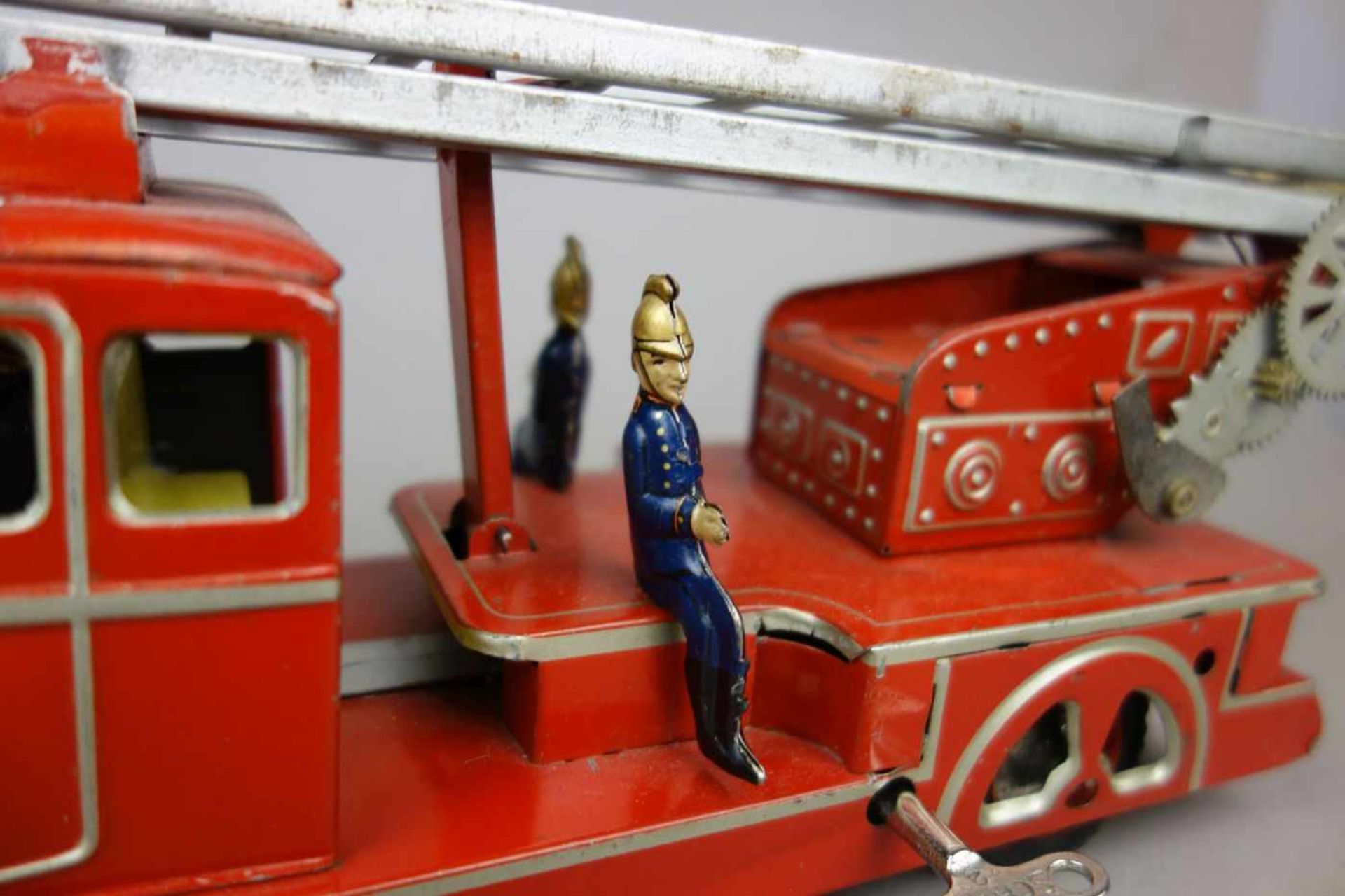 BLECHSPIELZEUG: FEUERWEHR LEITERWAGEN / tin toy fire brigade cart, um 1940, Manufaktur - Bild 2 aus 7