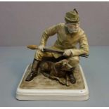 PORZELLANFIGUR "Jäger mit seinem Hund", auf dem Postament signiert "Wera v. Bartels", Entwurf Wera