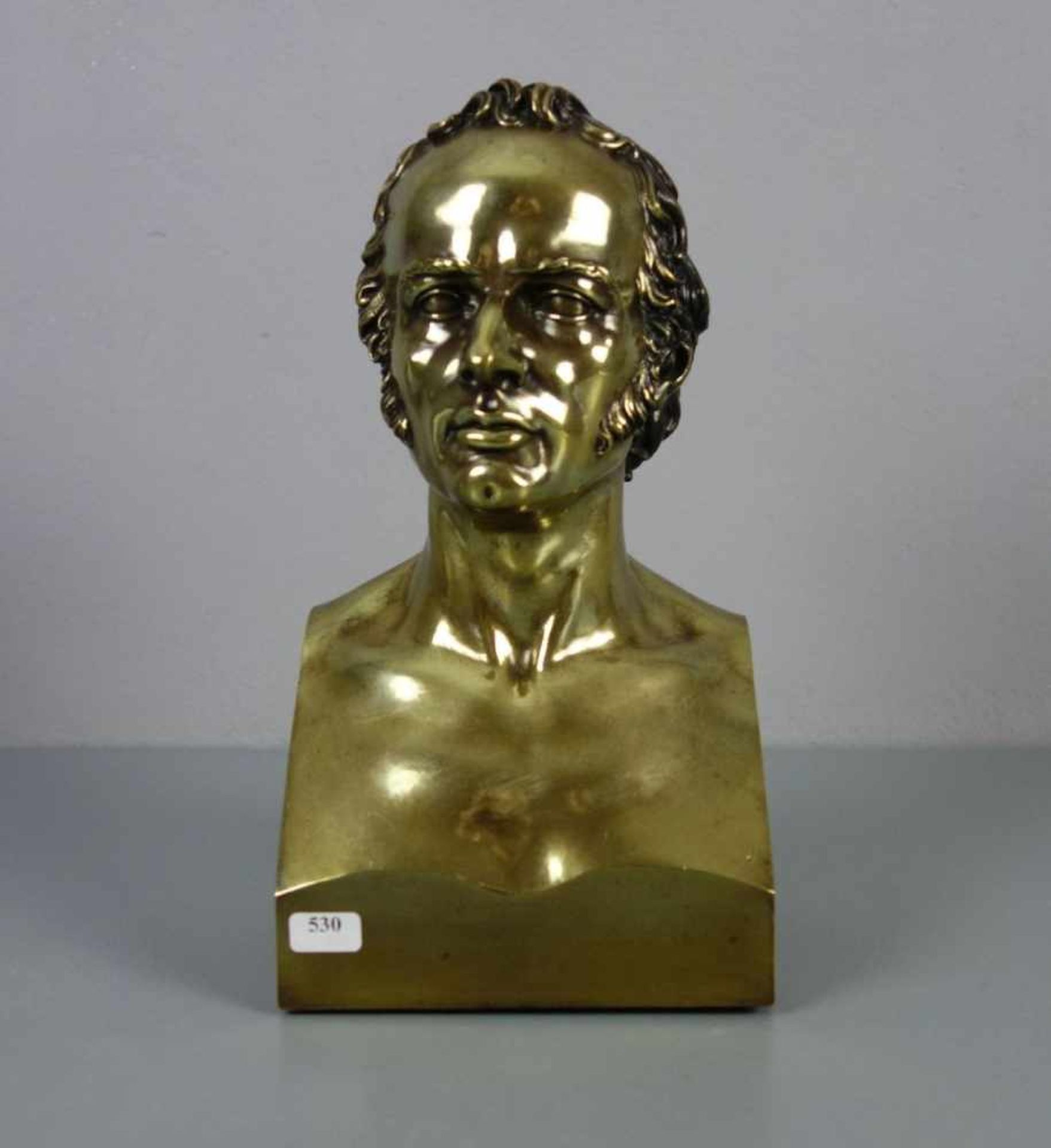 SKULPTUR: "Büste eines Mannes", Bronze - Gelbguss, gearbeitet im Stil Anfang 19. Jh.; 2. Hälfte