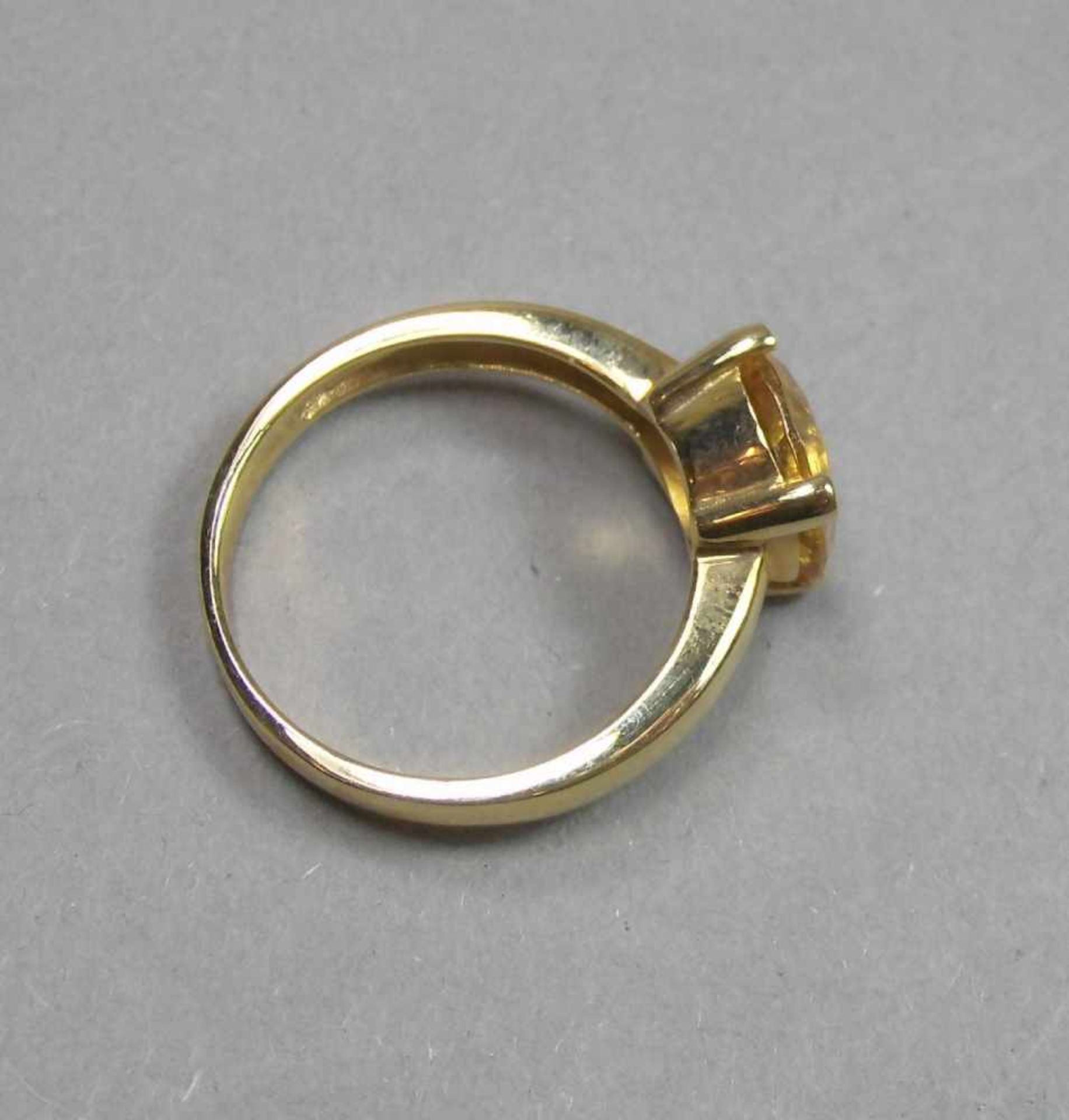 RING, 375er Gelbgold (3,8 g), besetzt mit einem Citrin. Ringkopfmaße: 1 x 1 cm, Ring-Gr. 57. - Bild 3 aus 4