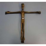 BILDHAUER DES 20. JH., großes Bronze-Kruzifix / Andachtskreuz / crucifix, 20. Jh., Korpus aus Bronze