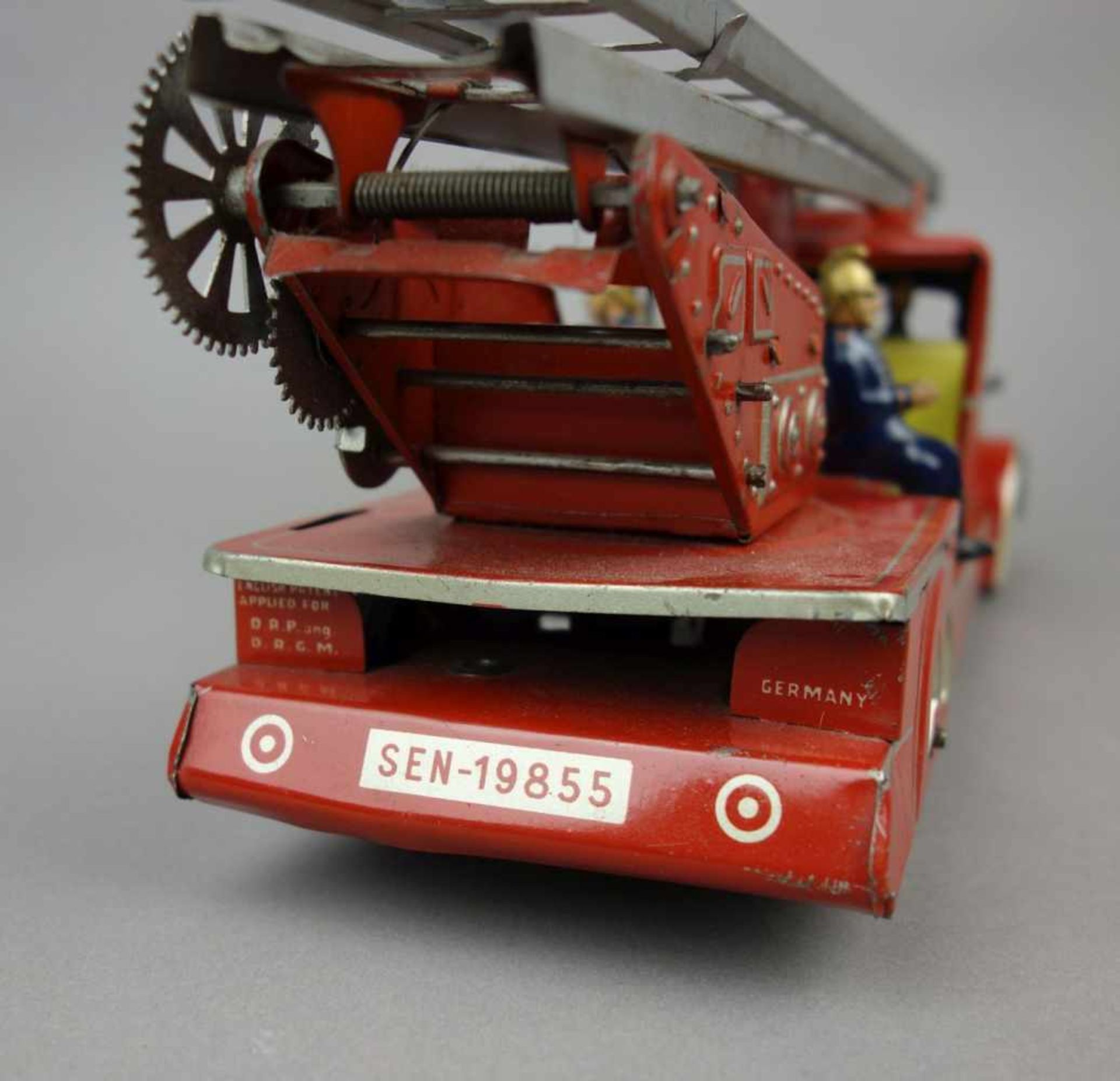 BLECHSPIELZEUG: FEUERWEHR LEITERWAGEN / tin toy fire brigade cart, um 1940, Manufaktur - Bild 5 aus 7
