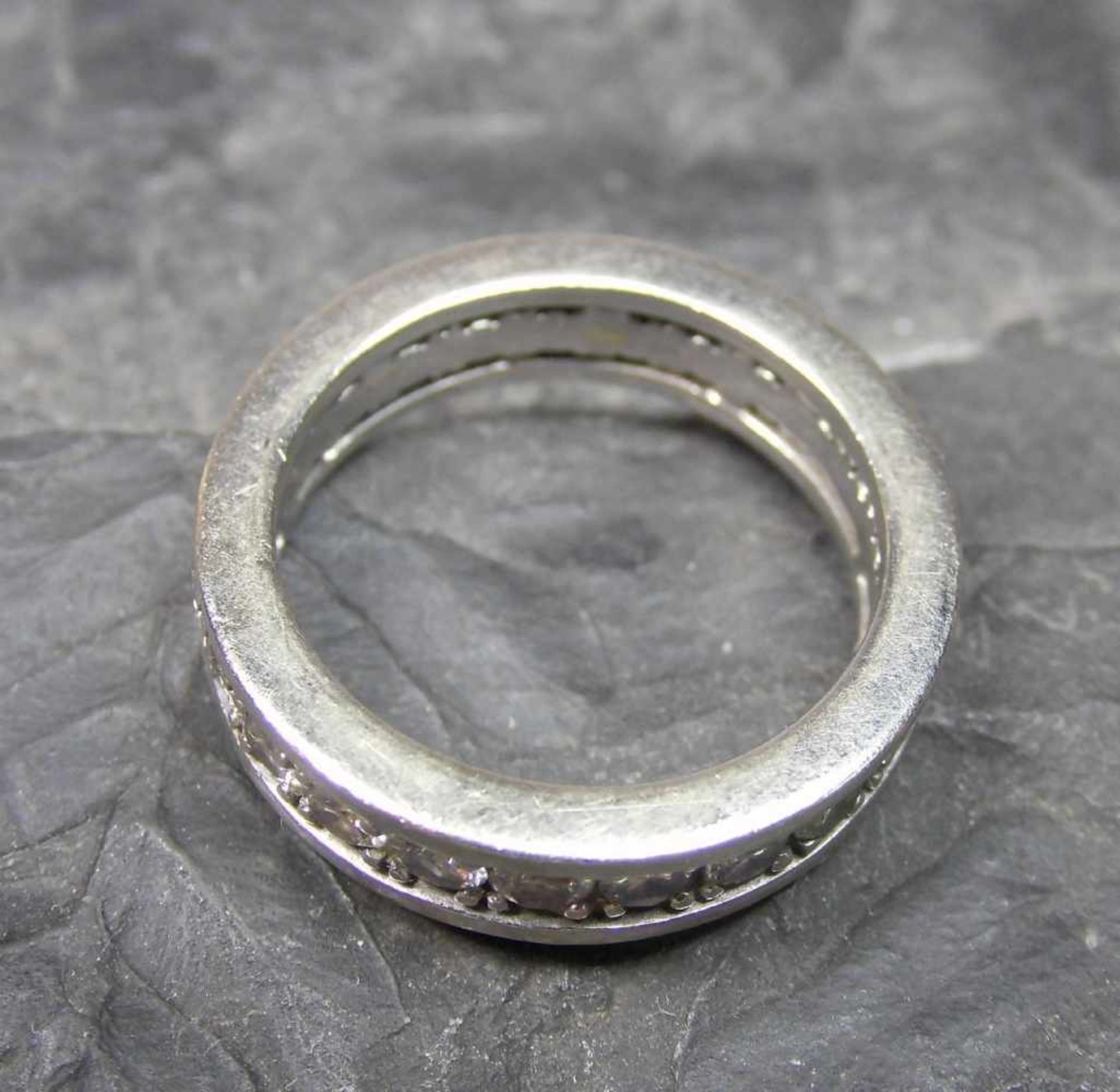 MEMORY-RING / VORSTECKRING, 585er Weissgold (6,5 g), Ringschiene umlaufend besetzt mit insg. 23 - Bild 2 aus 4